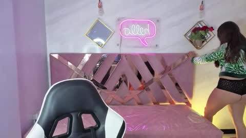 Snapshot of luna_star_v chatting on November 20, 2025, 3:18 am Live 1000pm 600am COLOMBIAN HOUR online show from November 20, 2025, 3:18 am