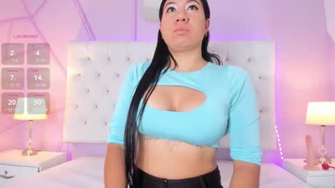 lunaa_hart online show from November 11, 2025, 7:58 pm