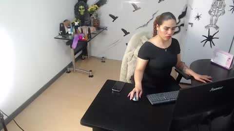 lunaaitana online show from October 24, 2025, 2:35 pm