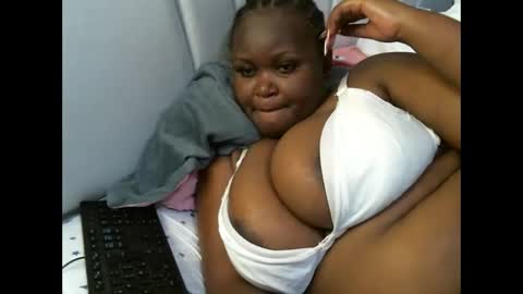 lunabloom01 online show from November 11, 2025, 9:15 pm