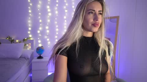 Snapshot of lunaink_ chatting on December 11, 2024, 5:53 am Laura online show from December 11, 2024, 5:53 am