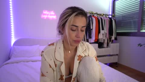 Snapshot of lunaink_ chatting on January 15, 2025, 11:43 am Laura online show from January 15, 2025, 11:43 am
