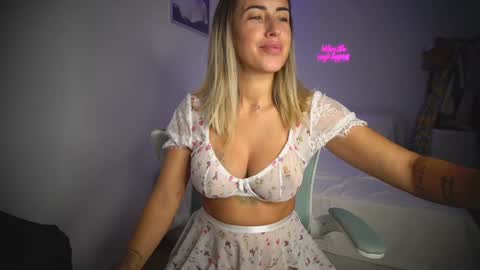 Snapshot of lunaink_ chatting on October 16, 2025, 9:54 am Laura online show from October 16, 2025, 9:54 am