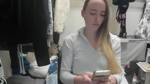 Snapshot of lunapixie2020 chatting on December 17, 2024, 2:23 am lunapixie2020 online show from December 17, 2024, 2:23 am