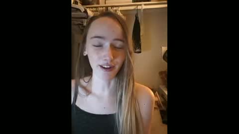 Snapshot of lunapixie2020 chatting on January 18, 2025, 10:39 am lunapixie2020 online show from January 18, 2025, 10:39 am