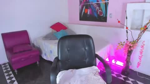 LunoxLili online show from December 4, 2024, 6:06 pm