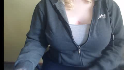 Snapshot of lunoviaxl chatting on November 1, 2025, 1:02 pm LunoviaXL online show from November 1, 2025, 1:02 pm