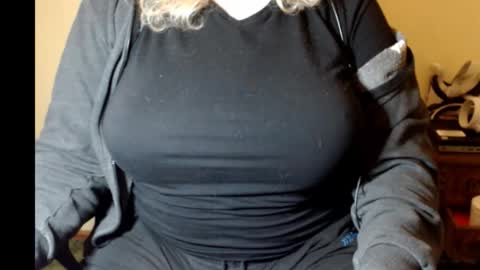 Snapshot of lunoviaxl chatting on November 20, 2025, 9:58 pm LunoviaXL online show from November 20, 2025, 9:58 pm