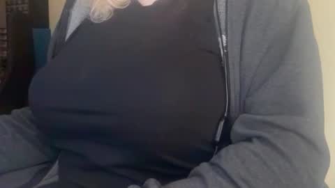 Snapshot of lunoviaxl chatting on November 24, 2025, 10:37 am LunoviaXL online show from November 24, 2025, 10:37 am