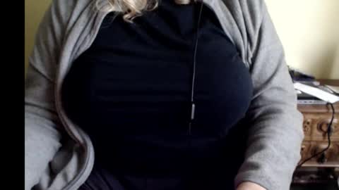 Snapshot of lunoviaxl chatting on December 14, 2025, 4:01 pm LunoviaXL online show from December 14, 2025, 4:01 pm