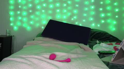 Snapshot of luvely_gurl chatting on February 9, 2025, 5:43 pm Shauna online show from February 9, 2025, 5:43 pm