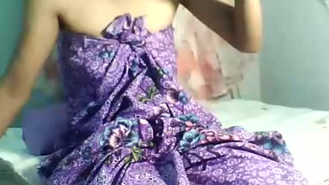 Bee Bee online show from November 16, 2025, 6:46 pm