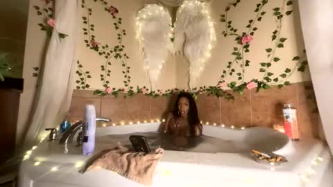 luvvlee online show from October 24, 2025, 8:38 pm