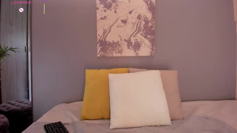 lynnsam_ online show from October 24, 2025, 11:23 pm