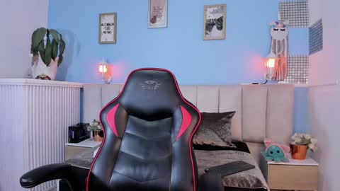 Lizzy smith  online show from January 25, 2025, 1:30 pm