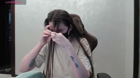 Snapshot of m00n8kiki chatting on December 4, 2025, 9:07 am Ksu online show from December 4, 2025, 9:07 am