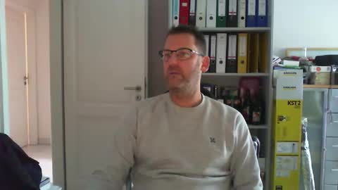 Snapshot of macfly67 chatting on November 10, 2025, 12:37 pm macfly67 online show from November 10, 2025, 12:37 pm