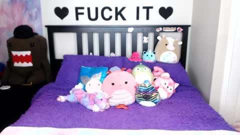 Mackenzie Wolfe online show from November 3, 2025, 4:58 am