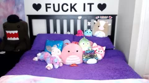 Mackenzie Wolfe online show from November 4, 2025, 4:55 am