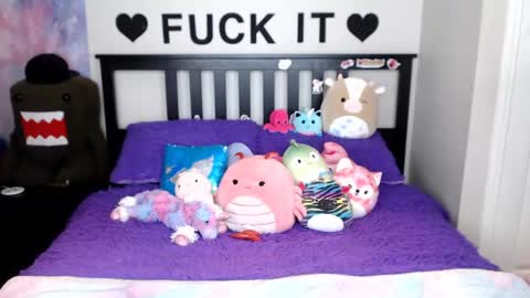 Mackenzie Wolfe online show from November 5, 2025, 4:45 am