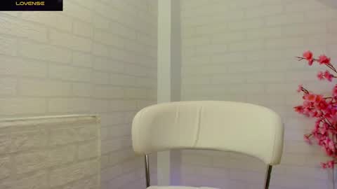 Leena online show from November 11, 2025, 8:31 pm