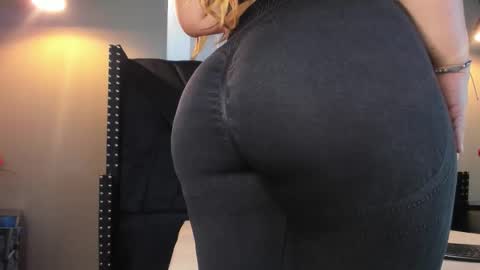 MAHIA online show from December 3, 2025, 1:31 pm