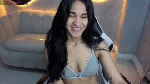 Snapshot of maia_tx chatting on October 26, 2025, 12:55 pm Online 800 to 1400 online show from October 26, 2025, 12:55 pm