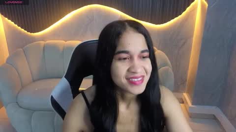 Snapshot of maia_tx chatting on November 9, 2025, 12:58 pm Online 800 to 1400 online show from November 9, 2025, 12:58 pm