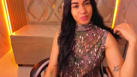 Snapshot of maia_tx chatting on December 15, 2025, 12:53 pm Online 800 to 1400 online show from December 15, 2025, 12:53 pm