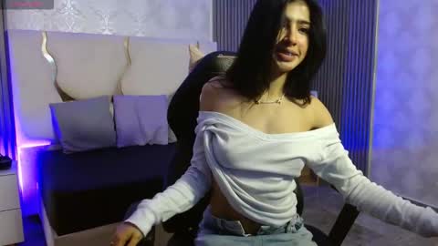 maiily_tay online show from November 10, 2025, 12:15 pm
