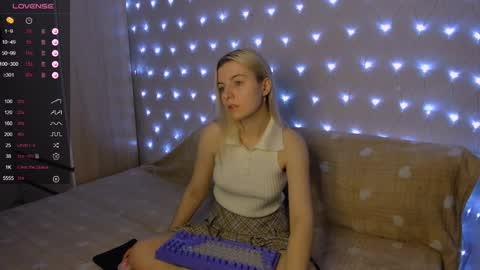 Snapshot of mailin_harrington chatting on December 25, 2024, 3:28 pm Your kitty online show from December 25, 2024, 3:28 pm