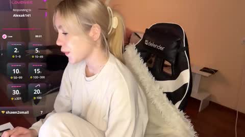 Snapshot of maksisisia chatting on October 27, 2025, 2:43 pm maksisisia online show from October 27, 2025, 2:43 pm