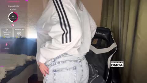 Snapshot of maksisisia chatting on November 18, 2025, 5:39 pm maksisisia online show from November 18, 2025, 5:39 pm