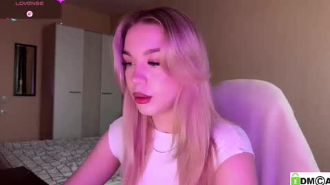 Snapshot of maksisisia chatting on December 5, 2025, 10:57 am maksisisia online show from December 5, 2025, 10:57 am