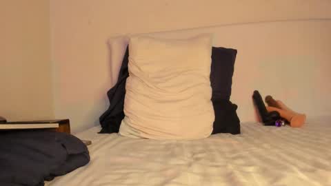 Snapshot of malarivera chatting on March 12, 2025, 7:49 pm Laura online show from March 12, 2025, 7:49 pm