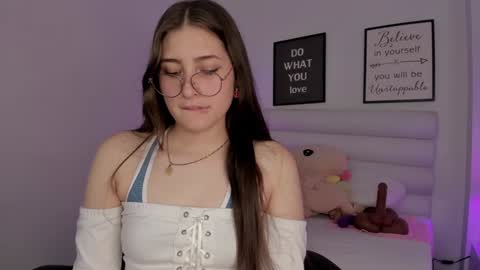 Snapshot of mariam_scott18 chatting on December 22, 2024, 1:45 am Mariam online show from December 22, 2024, 1:45 am