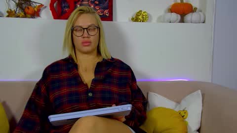 Snapshot of marianeumann chatting on November 2, 2025, 6:21 pm Maria online show from November 2, 2025, 6:21 pm