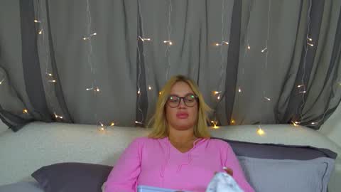 Snapshot of marianeumann chatting on November 26, 2025, 11:11 am Maria online show from November 26, 2025, 11:11 am