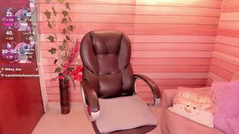 Snapshot of marien_thomson_ chatting on November 28, 2025, 2:25 am Marien online show from November 28, 2025, 2:25 am