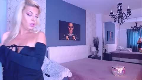 Snapshot of marimais chatting on September 17, 2025, 7:10 am Mary Mais online show from September 17, 2025, 7:10 am