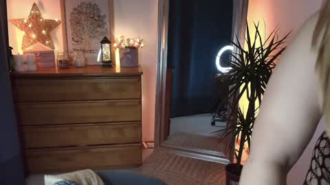 Maria  online broadcast from Tuesday to Suturday from 6 pm to 12 pm Germany time Sunday-Monday offline online show from January 10, 2025, 9:42 pm