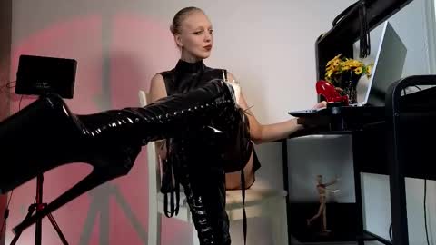 Snapshot of marthahoffman chatting on October 4, 2025, 6:44 am Ultimate Goddess online show from October 4, 2025, 6:44 am