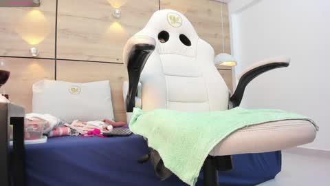 martina touss  online show from January 18, 2025, 5:20 am