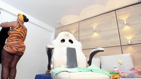 martina touss  online show from February 1, 2025, 11:06 pm