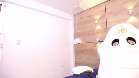 martina touss  online show from February 2, 2025, 5:59 pm