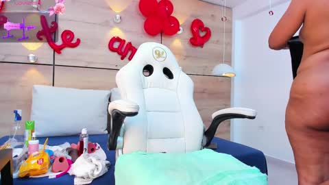 martina touss  online show from February 13, 2025, 10:00 pm