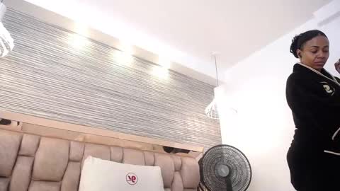 martina touss  online show from February 26, 2025, 6:32 pm