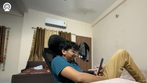 maskboyz2003 online show from September 17, 2025, 4:52 pm