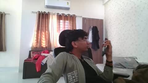 Mask Boy online show from November 30, 2025, 4:05 am