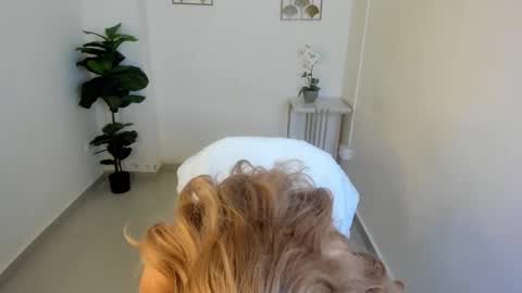 Snapshot of mathilde_lina chatting on November 30, 2025, 3:43 am Mathilde online show from November 30, 2025, 3:43 am